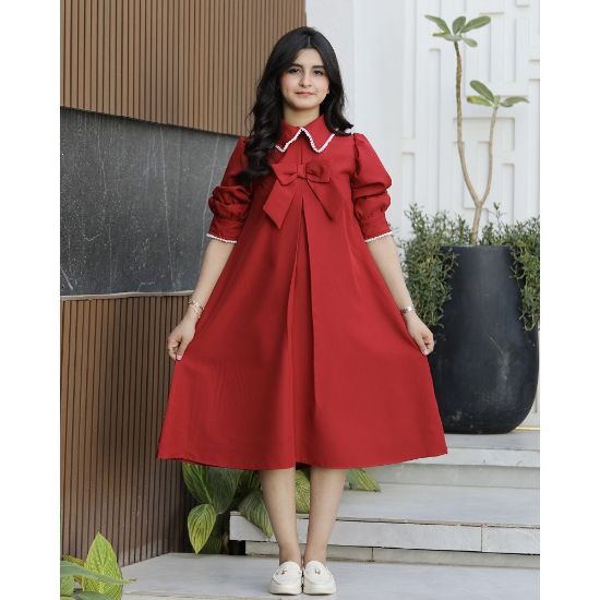 صورة فستان بناتي أحمر بياقة لؤلؤ وفيونكة | قصة كلوش بكسرة أمامية (احمر, عودي, ليموني) - 1170